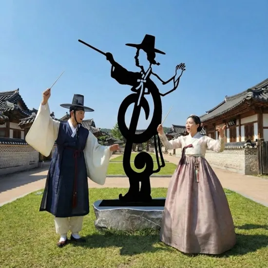 k-팝 혼성 지휘자 — 설치미술 작품